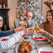 Familia feliz, brindando con vino durante una cena navideña. Foto: IMEO.