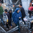 Palestinos verifican los daños después de un ataque israelí en Rafah, en el sur de la Franja de Gaza ayer, mientras continuan las batallas.