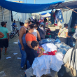 Clientes y comerciantes en el mercado fronterizo en Dajabón