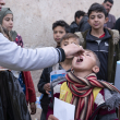 Un equipo móvil del Departamento de Salud, apoyado por UNICEF, vacunó contra el cólera a un niño en As-Safira, en la zona rural del sur de Alepo, el 12 de diciembre de 2022.