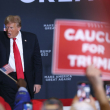 El candidato presidencial republicano, Donald Trump, celebra un acto de campaña en Coralville, Iowa