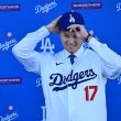 Shohei Ohtani al momento de ser presentado este jueves como el nuevo integrante de los Dodgers de los Angeles.