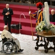 El Papa Francisco se encuentra frente a una estatua de la Virgen María durante una audiencia a los voluntarios y enfermos de UNITALSI en el salón Pablo VI del Vaticano el 14 de diciembre de 2023.