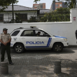 La policía hace guardia afuera de la embajada de México