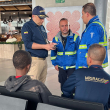 Esta imagen publicada por la Oficina de Migración de Colombia muestra a miembros de Migración de Colombia hablando junto a un menor de nacionalidad guineana después de que las autoridades lo encontraron sin compañía de adultos.