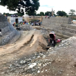 En la obra se pueden observar haitianos trabajando en el dique-toma con una excavadora hidráulica