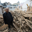 Un hombre inspecciona un edificio dañado después de un terremoto en Dahejia, en el condado de Jishishan, en la provincia de Gansu.