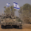 Vehículos del ejército israelí llegan a una zona de reagrupamiento tras un combate en la Franja de Gaza, en el sur de Israel, el sábado 30 de diciembre de 2023