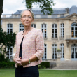 La primera ministra francesa Elisabeth Borne posa en el jardín del Hôtel de Matignon, la residencia oficial del primer ministro de Francia, el 31 de mayo de 2022 en París.