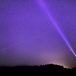 Fotografía muestra cielo nocturno estrellado mientras individuo observa.