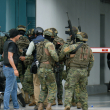 Las fuerzas de seguridad ecuatorianas ingresan a las instalaciones del canal de televisión TC de Ecuador después de que hombres armados no identificados irrumpieran en el estudio de televisión estatal en vivo