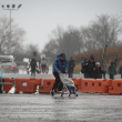 Las familias regresan corriendo a un refugio para migrantes