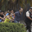 La policía evacúa a personal del canal TC Televisión después de que un grupo armado y encapuchado irrumpiera en plena transmisión en directo, en Guayaquil, Ecuador, el martes 9 de enero de 2024.