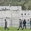 Fuerzas policiales montan guardia en el exterior de la prisión de Turi mientras los reclusos retienen a los guardias de la prisión como rehenes, en Cuenca, Ecuador, el 8 de enero de 2024