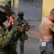 Miembros de las Fuerzas Armadas revisan a un hombre durante un operativo para proteger la seguridad civil en Quito, el 10 de enero de 2024