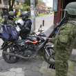 Miembros del Ejército inspeccionan a un hombre en bicicleta en el sur de Quito, el 13 de enero de 2024, mientras Ecuador se encuentra en "estado de excepción" desde la fuga de prisión de uno de los jefes narcos más poderosos del país