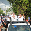 Abinader, acompañó en su vehículo a los candidatos municipales de las provincias de Hato Mayor y La Altagracia, Amado de la Cruz Taveras y Altagracia Herrera (Altagracita), respectivamente