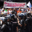 Miembros de la policía hacen guardia mientras la gente participa en una manifestación durante una huelga nacional ayer contra el gobierno de Javier Milei en Córdoba, Argentina.