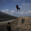 Palestinos desplazados del norte de la Franja de Gaza por los bombardeos israelíes juegan cerca de la frontera con Egipto, el domingo 14 de enero de 2024, en Rafah.