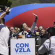 La aspirante presidencial de la coalición opositora María Corina Machado da una conferencia de prensa frente a su sede de campaña en Caracas, ayer.