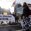 Manifestantes protestan contra el presidente español Pedro Sánchez y una posible ley de amnistía frente al Parlamento Europeo en Estrasburgo, Francia.
