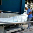 Personal de salud al trasladar el cadáver de Tony Bautista al Inacif en Santiago.