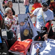 Simpatizantes del presidente salvadoreño y candidato presidencial a la reelección Nayib Bukele, reciben calendarios en una plaza en el centro histórico de San Salvador el 31 de enero de 2024..foto Yuri CORTEZ