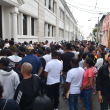 Decenas de personas abarrotaron el frente del hospital ubicado en la Ciudad Colonial.