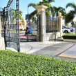 Fotografía muestra puertas de la sede del Gobierno luego de que fuesen embestidas por un vehículo la madrugada del domingo.