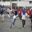 Manifestantes corren en busca de refugio después de que la policía abriera fuego para dispersar a la multitud durante una manifestación que exigía la renuncia de  Ariel Henry, en Puerto Príncipe.