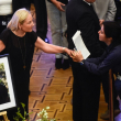 Cecilia Morel (i), viuda del ex presidente chileno Sebastián Piñera, saluda a un partidario en el Palacio del Congreso Nacional en Santiago el 8 de febrero de 2024.