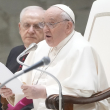 El papa Francisco lee su mensaje durante la audiencia general semanal en el Vaticano, el miércoles 7 de febrero de 2024.