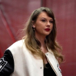 Taylor Swift ingresa al Arrowhead Stadium antes del inicio de un partido de fútbol americano de la NFL entre los Kansas City Chiefs y los Cincinnati Bengals, el 31 de diciembre de 2023, en Kansas City, Missouri.