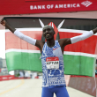 Kelvin Kiptum, de Kenia, celebra su récord en el Maratón de Chicago, en Grant Park. Kiptum falleció en un accidente automovilístico la noche del domingo en Kenia