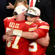 Patrick Mahomes y Travis Kelce se abrazan luego del triunfo de Kansas City Chiefs en el Super Bowl.