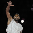 Usher durante su presentación en el espectáculo de medio tiempo del Super Bowl
