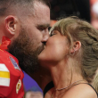Taylor Swift besa al tight end de los Chiefs de Kansas City Travis Kelce tras la victoria ante los 49ers de San Francisco en el Super Bowl 58, el domingo 11 de febrero de 2024, en Las Vegas.