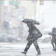 Unas personas caminan durante una tormenta invernal en Filadelfia, el 13 de febrero de 2024.