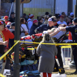 Una mujer es trasladada hacia un ambulancia tras el festejo por la victoria de los Chiefs de Kansas City en el Super Bowl, ayer en Kansas City, Missouri.