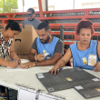 El personal de la mesa electoral en Santiago organizando el proceso de votación