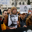 Un hombre sostiene una fotografía de Alexei Navaln en una manifestación el 18 de febrero de 2024 frente a la embajada rusa en Berlín, tras la muerte del crítico más destacado del Kremlin, Alexei Navalny, en una prisión del Ártico.