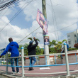 Personal operativo de la Alcaldía de Santo Domingo Norte (ASDN) retira afiches en principales vías del municipio.