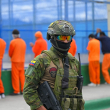 Un miembro del Ejército es visto durante un recorrido con la prensa en el Centro de Rehabilitación Social Regional Centro Norte Cotopaxi, en Latacunga, Ecuador, el 22 de febrero de 2024