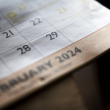 Un calendario muestra el mes de febrero, incluyendo el día bisiesto.