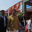 Akash Ambani (centro), hijo del presidente de Reliance Industries, Mukesh Ambani, llega para recibir a los invitados que asisten a las celebraciones previas a la boda de Anant Ambani y Radhika Merchant, en Jamnagar (India), EFE/EPA/CHIRAG CHOTALIYA