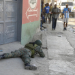 Un peatón pasó junto a un soldado que custodiaba el área del aeropuerto internacional en Puerto Príncipe, Haití