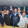 Ramfis Domínguez Trujillo levanta las manos de Roque Espaillat y José Ernesto Fadul, dupla presidencial de Esperanza Democrática.
