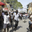 Los peatones corren a refugiarse después de escuchar disparos en Puerto Príncipe, Haití, el jueves 7 de marzo de 2024.