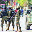 Agentes de policía haitianos se despliegan en Puerto Príncipe, Haití, el 9 de marzo de 2024. A finales del 8 de marzo se produjeron disparos esporádicos en Puerto Príncipe, según escuchó un corresponsal de la AFP allí, mientras los residentes buscaban desesperadamente refugio en medio de la reciente explosión de pandillas.