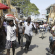 Los peatones corren a refugiarse después de escuchar disparos en Puerto Príncipe, Haití